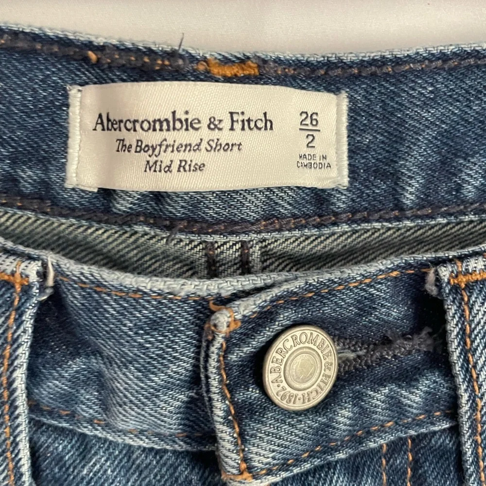 Abercrombie & Fitch | Mid Rise Boyfriend Shorts - Picture 2 of 3